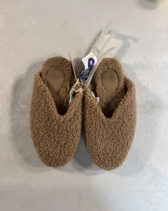 Universal Thread Shoes - Universal Thread Women's Faux Sherpa Clog Slippers Tan Size 6 NWT Cozy Mule